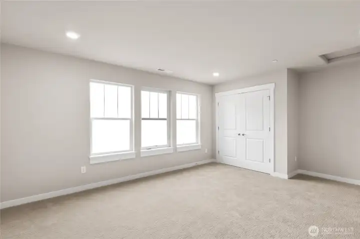 Bonus room or spacious 6th bedroom!
