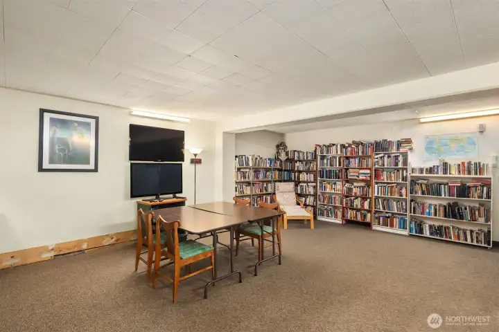 Inviting shared library and lounge—perfect for book clubs, quiet work time, or small gatherings.