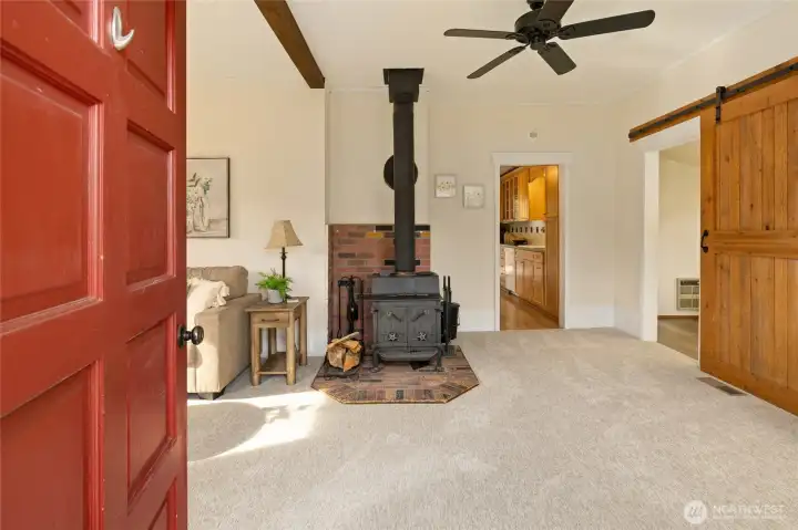 Welcome to this fresh & updated cottage in Cle Elum! Toasty woodstove for snowy months.