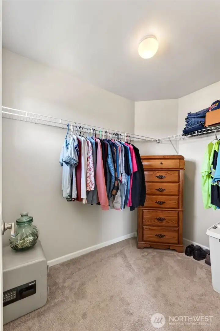Walk-in Closet Walk-in Closet