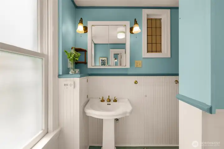 Second floor full hallway bathroom
