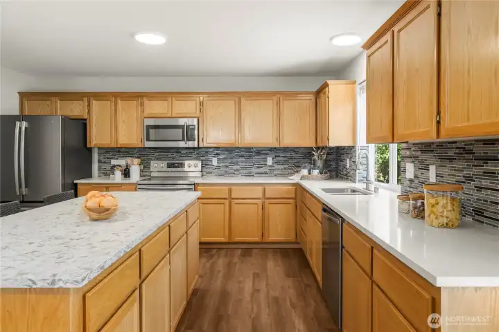 Perfect prep space with plenty of room for meal preparation, entertaining, and everyday kitchen tasks.
