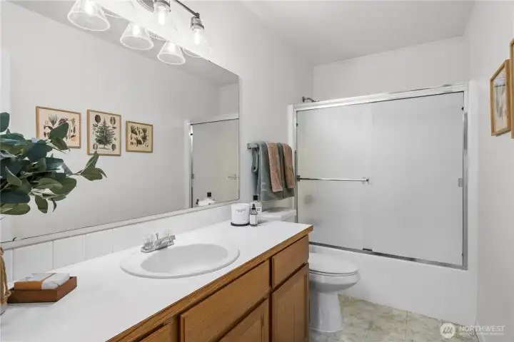 Bright and well-appointed guest bathroom designed for everyday convenience.