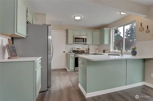 Kitchen w/Updated Cabinets w/Gold Hardware, Shiny White Tile Backsplash and Gold Pull-Down Faucet. Stainless Steel Appliances are brand new! Eating bar provides a convenient breakfast spot!