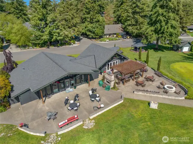 View of McDuffs restaurant and Clubhouse - a public Par 3 Golf Course community.