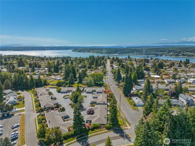Excellent access to Hwy 16 and Freeways and just minutes to Gig Harbor and Shopping, Restaurants.
