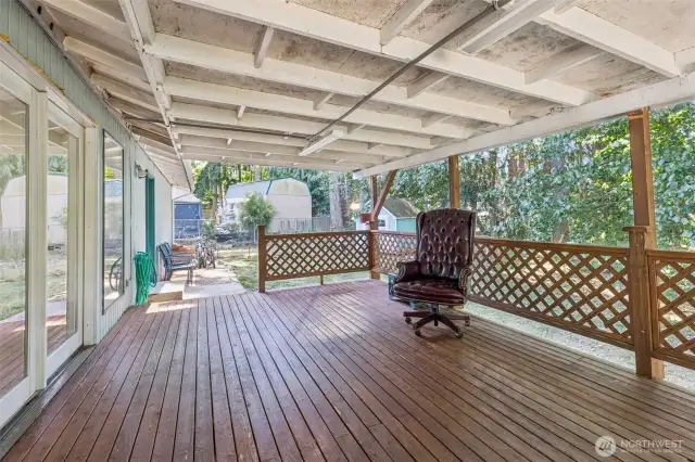 Covered back upper deck.