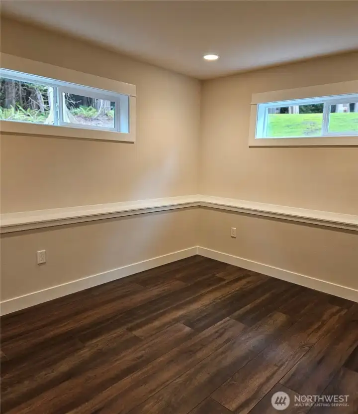Lower flex room