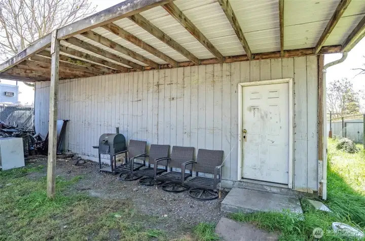 Detached shop with convenient access from the backyard.
