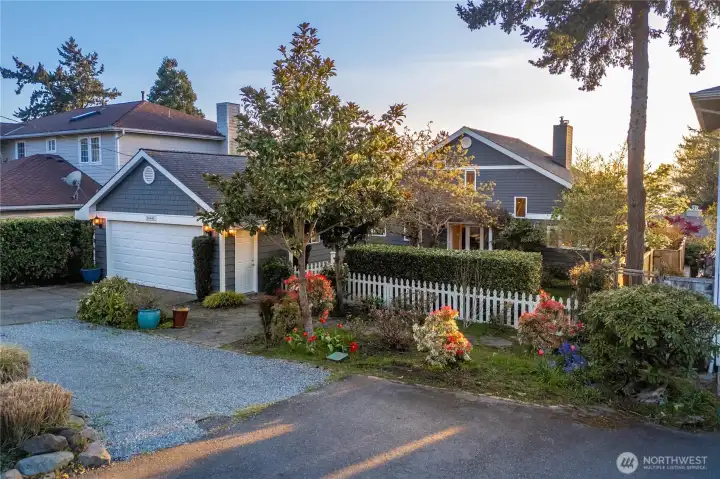 Circular driveway with ample parking
