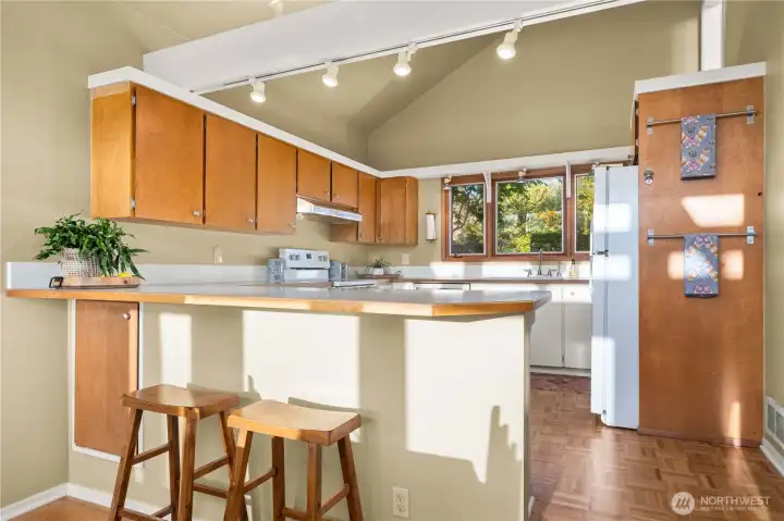 Kitchen bar with dining room adjacent