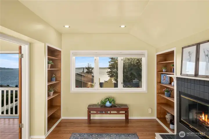 Upper floor study/sitting room with fireplace