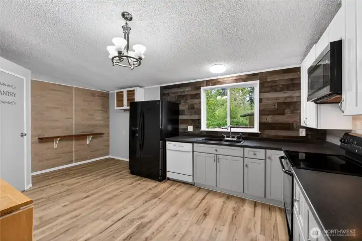 Kitchen w/eating space