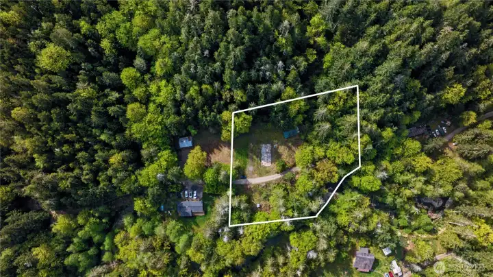 Boundary lines shown are approximate and for visual reference only. They are not a survey and may not reflect exact property lines. Buyers are advised to verify all boundaries with a licensed surveyor.