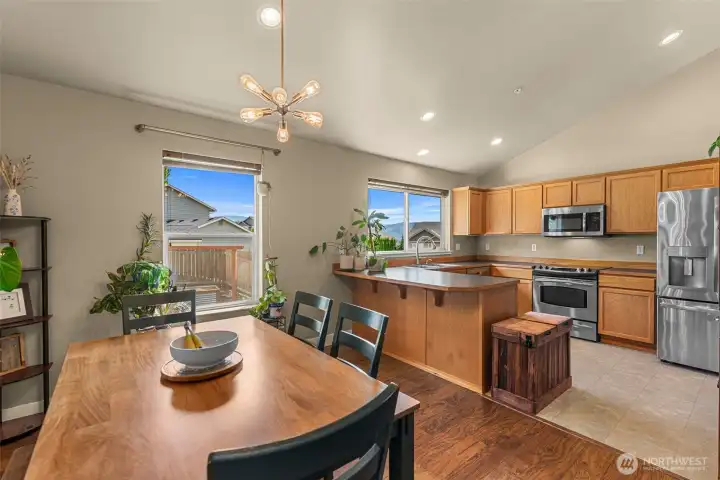 Dining/kitchen