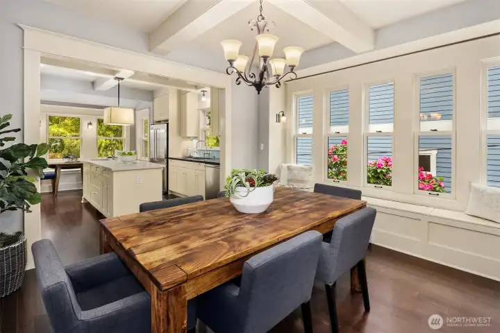 Where everyday meals turn into something more—morning light through the windows, easy connection to the kitchen, and a layout that keeps everyone within reach. Where everyday meals turn into something more—morning light through the windows, easy connection to the kitchen, and a layout that keeps everyone within reach.