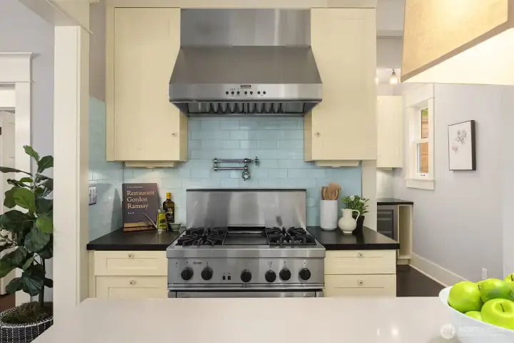 Built for people who actually cook—professional-grade range, pot filler, honed surfaces, and finishes chosen for durability as much as design. Built for people who actually cook—professional-grade range, pot filler, honed surfaces, and finishes chosen for durability as much as design.