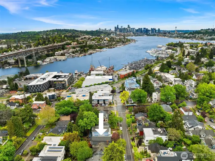 Just minutes to Lake Union—morning walks by the water, paddleboarding at sunset, and some of the city’s best dining and coffee within easy reach. Just minutes to Lake Union—morning walks by the water, paddleboarding at sunset, and some of the city’s best dining and coffee within easy reach.