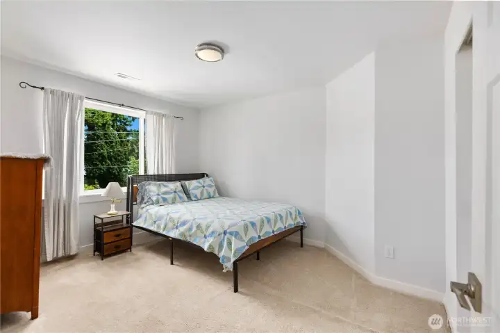 Light-filled bedroom ready to fit your needs