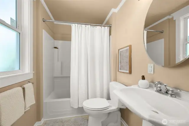 Full main floor bathroom.
