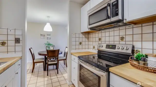 All kitchen appliances stay!