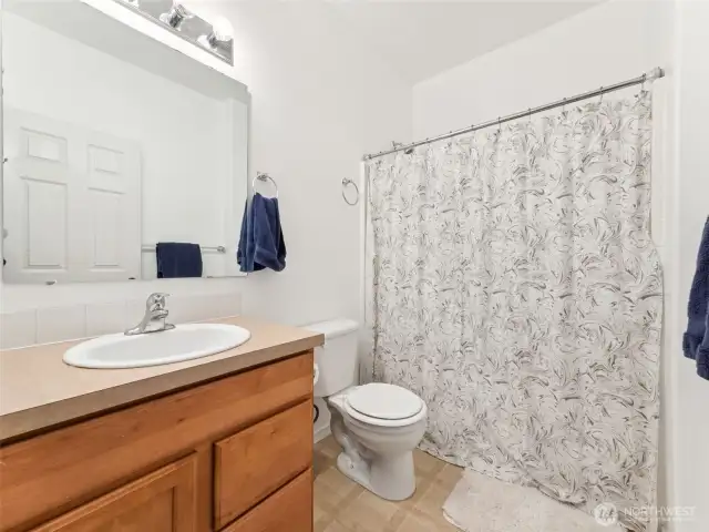 Guest/hall Full Bath.