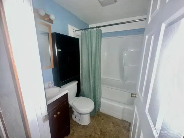 Bathroom in hallway between bedrooms