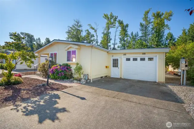 Ample parking in the driveway.
