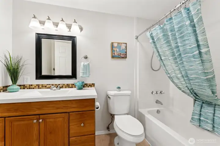 16905 - Hallway Full Bathroom