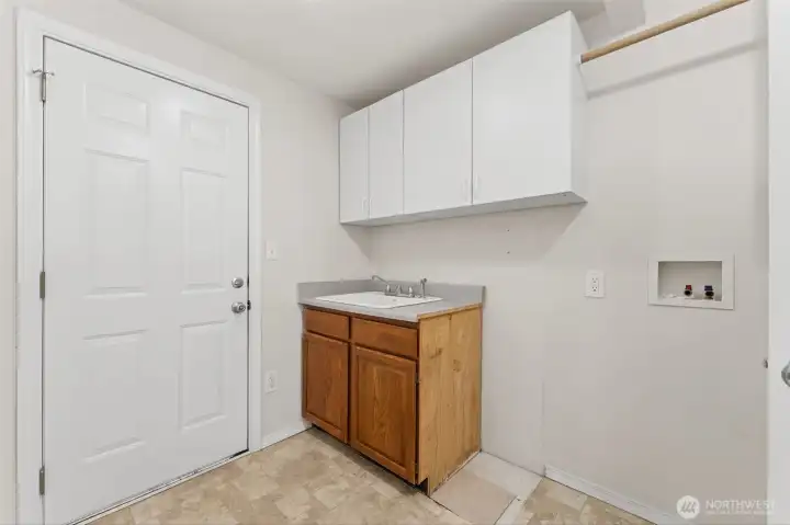 16905 - Laundry Room with Deep Sink