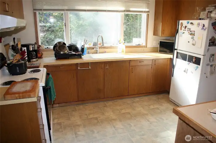 Lower level full kitchen.