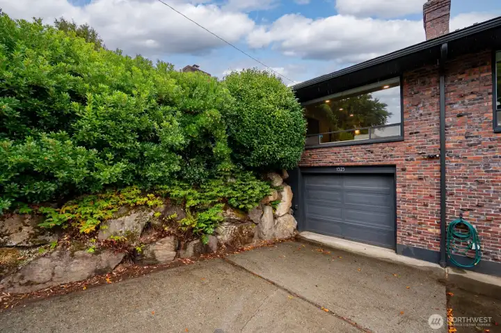 Convenient driveway.