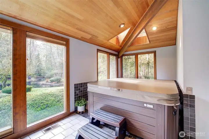 Sunroom with Hot tub