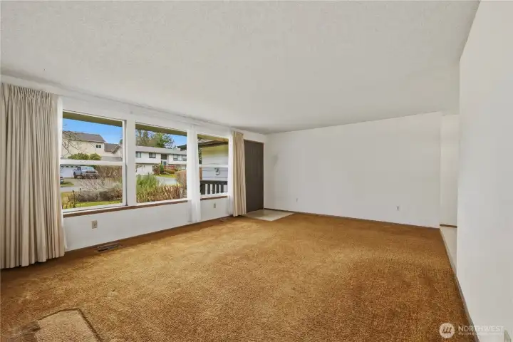 New windows throughout, installed in 2017.