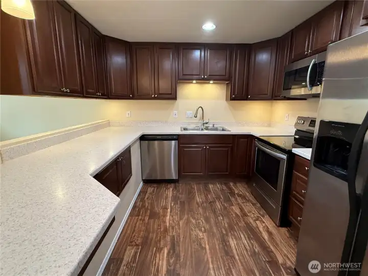 Very functional kitchen with Refrigerator, range, microhood, dishwasher & disposal