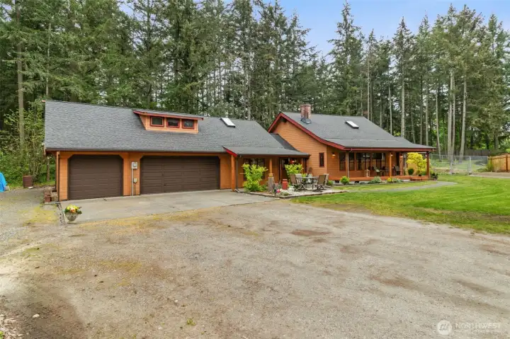 Mainfloor living with 3-car garage