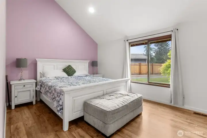 Primary suite w/vaulted ceilings