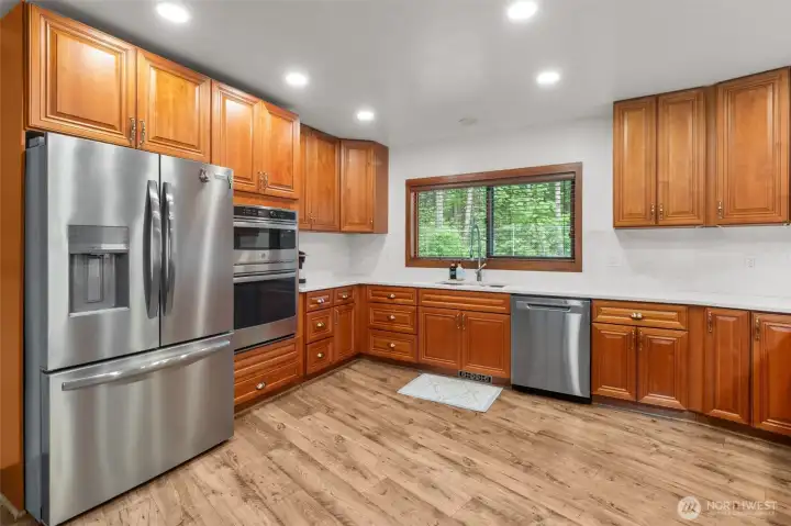 New stainless steel appliances w/ large single basin sink