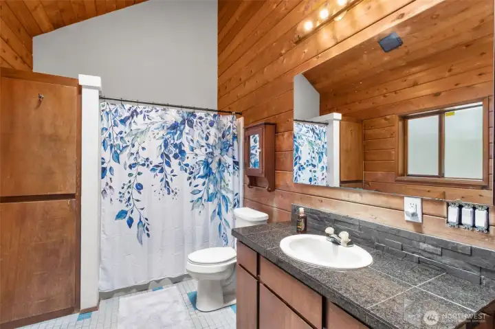 Second full bath with tub/shower