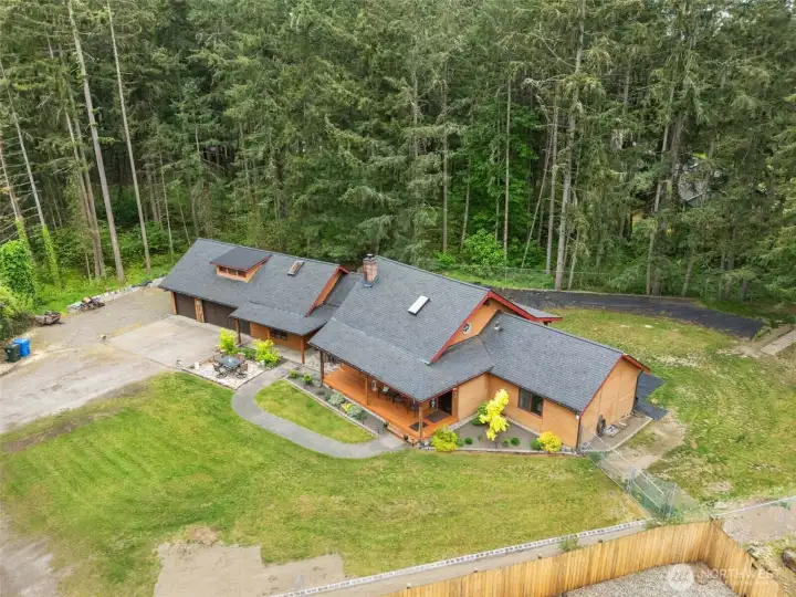 Large front and backyard w/privacy
