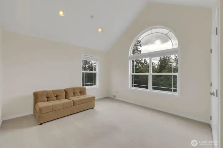 Upstairs oversized main bedroom.