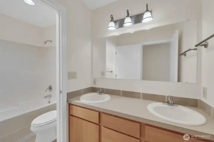 Upstairs full bath.