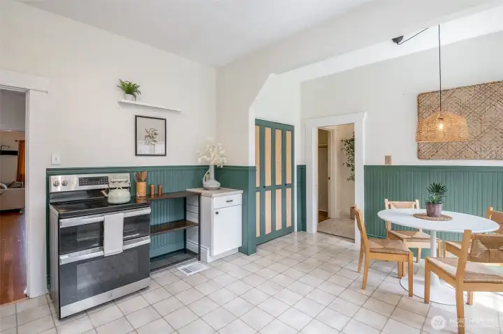 You will love having this double oven for all your culinary needs.