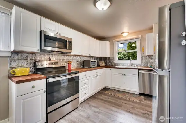 Efficient Kitchen - All Appliances Stay