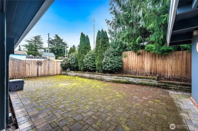 Large, Fully Fenced Yard