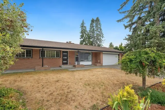 Move in ready remodeled rambler in UP school district!