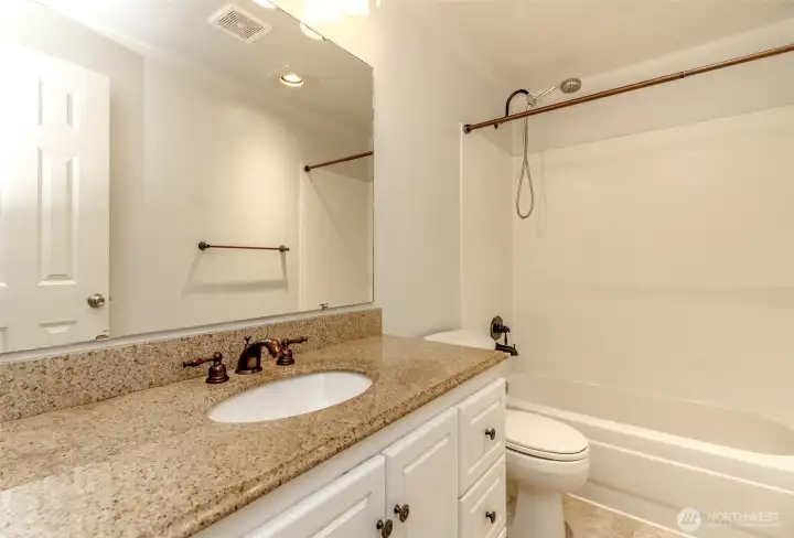 Full 2nd bathroom w/tub