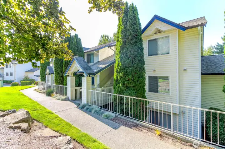 Terrific complex close to shopping, freeways and parks