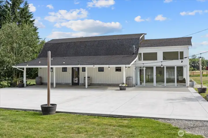 Barn-style pole building with expansive patio   for weddings, events, pickleball court, etc.!