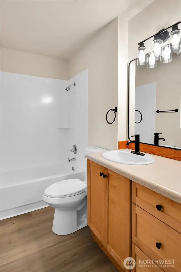 Full en-suite bathroom off primary bedroom